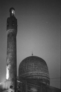 Фрагмент фасада и верха главной мечети в г. Санкт-Петербург. Фотографии выполнены на пленочный фотоаппарат в ч/б цвете, что дает новый взгляд на такое колоритное сооружение! Работы были сделаны в 2022 году.
