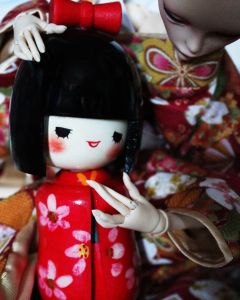 Здравствуйте, меня зовут Кулик Юлия Валерьевна, родилась 24.02.1989г, на данный момент работаю педагогом дополнительного образования в "Детско-юношеском центре "Оберег". Треть своей жизни я занимаюсь куклами,  я собираю кукол и делаю игрушки. На этих фотография представлены экземпляры моей коллекции- национальная "матрешка" Японии- Кокеши и БЖД кукла в национальном японском кимоно.