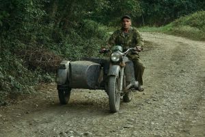 Мотоциклист в Самурском лесу.