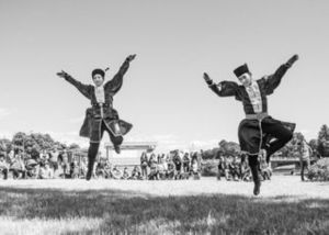 Черно-белый снимок под названием «Орлы»: Ансамбль калмыцкого танца «Байн Цаг» на празднике Найр Наадан в Санкт-Петербургском Дацане Гунзэчойнэй, 2019г.
