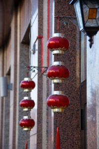 Снимок сделан у китайского ресторана на Садовом кольце в Москве. В нем гармонично переплетены Восток и Запад - китайские красные фонарики соседствуют с фонарем европейского типа.
