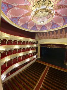 Невероятно красивый, впитавший в себя смешение культур на стыке шелкового пути, Астраханский театр оперы и балета, потолок которого венчает цветок лотоса, в обрамлении хрустальной люстры.
