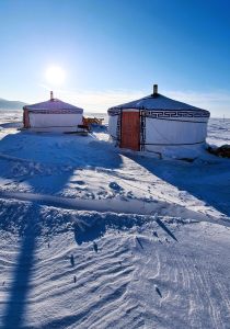 Бурятская юрта идеально приспособлена для кочевого образа жизни и в ней можно комфортно себя чувствовать даже на льду в трескучий мороз. Конечно, в данном случае выбор места обоснован больше фотогеничностью пейзажа, а не удобством для жизни. Но это безусловно красиво!