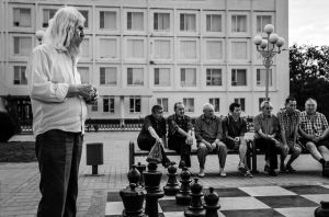 Калмыки очень любят играть в шахматы. Ежедневно местные жители приезжают на главную площадь в Элисте, чтобы провести вечер за очередной игрой. Шахматы в Калмыкии – это не просто красивая фишка для туристов, не мимолётное модное увлечение. Это – поистине национальная идея, возведённая в культ.