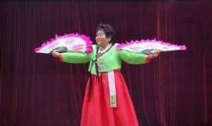 Фотография сделана на межнациональном фестивале Мы вместе, матушка Россия»  в декабре 2023. Старейшина корейской общины представила традиционный корейский танец с веерами. 