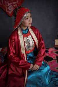 На фотографиях представлены традиционные наряды башкирского народа.