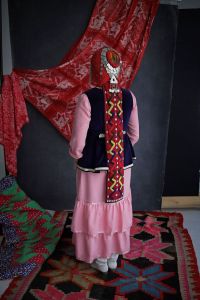 На фотографиях представлены традиционные наряды башкирского народа.