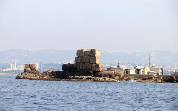 Остатки древних оборонительных стен острова Арвад