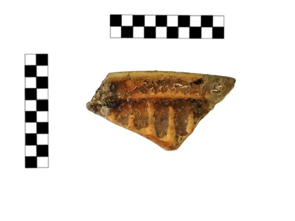 Фрагмент венчика белоглиняной чаши с орнаментом (римский период). Обнаружен на глубина 6 м. на юго-востоке острова Арвад