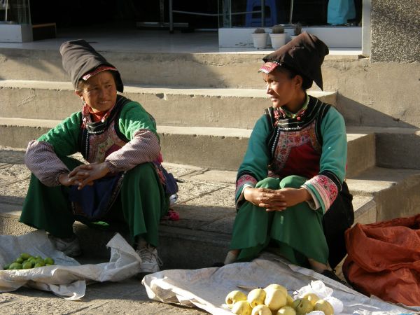 Женщины народности и торгуют в старом городе (Дали) особо популярным в этих краях продуктом – сливой. 
08.02.2010, г. Дали (пров. Юньнань, КНР).
