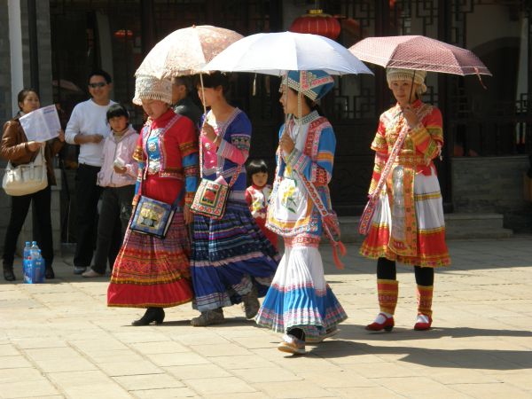 Группа местных девушек в национальных одеждах на одной из улиц Куньмина. 
22.02.2010, г. Куньмин (пров. Юньнань, КНР).
