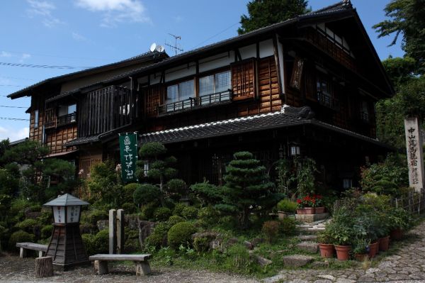 Традиционный дом эпохи Эдо в долине Кисо на историческом торговом пути Кисодзи, который в начале периода Эдо стал частью знаменитого торгового маршрута Накасендо (500 км. длиной), соединявшего Киото и Эдо (совр. Токио).