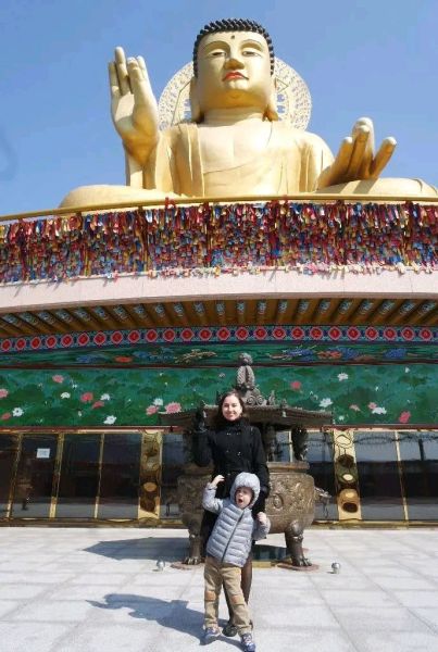 2015 год. Буддийский храм Хонбопса (Пусан, Республика Корея) известен статуей великого Будды Амитаба высотой 21 метр, которая является самой крупной статуей сидящего Будды в стране