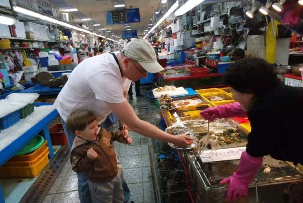 2015 год. Самый крупный рынок свежих морепродуктов в Азии. Знакомство с любимым в Корее лакомством накчи – маленькими осьминогами.