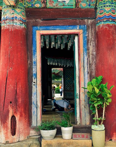 Портал в храм Синхынса. Храм Синхынса, на склонах Национального парка Сораксан в г. Сокчо, провинция Канвондо. Сентябрь 2021