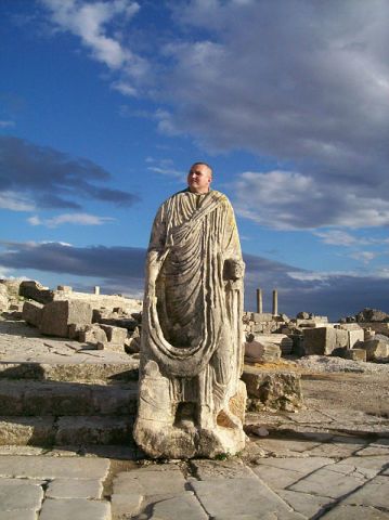 Связь времен.<br />Снимок сделан в Тунисе, Карфаген, 2007. / номинация "история"