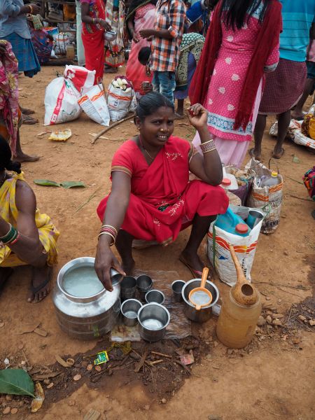 Женщина продаёт бражку на базаре в Онукуделли. Индия, Одиша, округ Корапут	2018 год