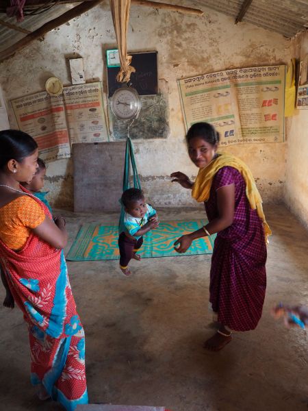 Взвешивание детей в сельском детском саду в Корапуте. Индия, Одиша, округ Корапут 2018 год