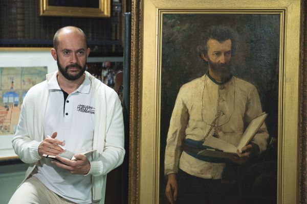 Миклухо-Маклай младший рядом с портретом своего знаменитого предка кисти А.И.Корзухина 1886 года. Австралия 2017.
