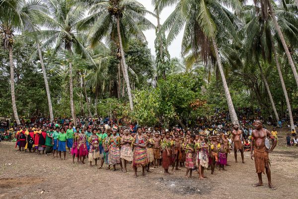 Сигнальные раковины еще широко используются в деревнях. Юноша созывает жителей деревни Горенду (северо-восток о. Новая Гвинея) на собрание. Звук от этого музыкального инструмента слышен на большом расстоянии.
