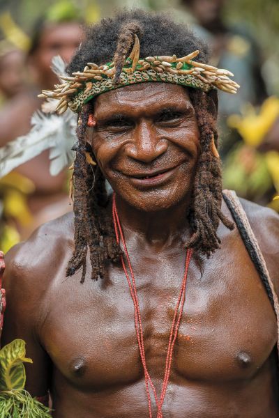 Некоторые папуасские мужчины острова Новая Гвинея отращивают волосы и делают замысловатые прически.