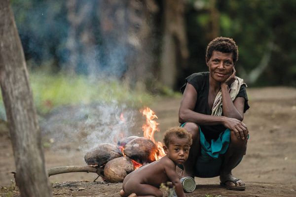 Способ приготовления пищи у папуасов многие века остается практически неизменным. Для разжигания традиционного костра используют скорлупу кокосов. 
