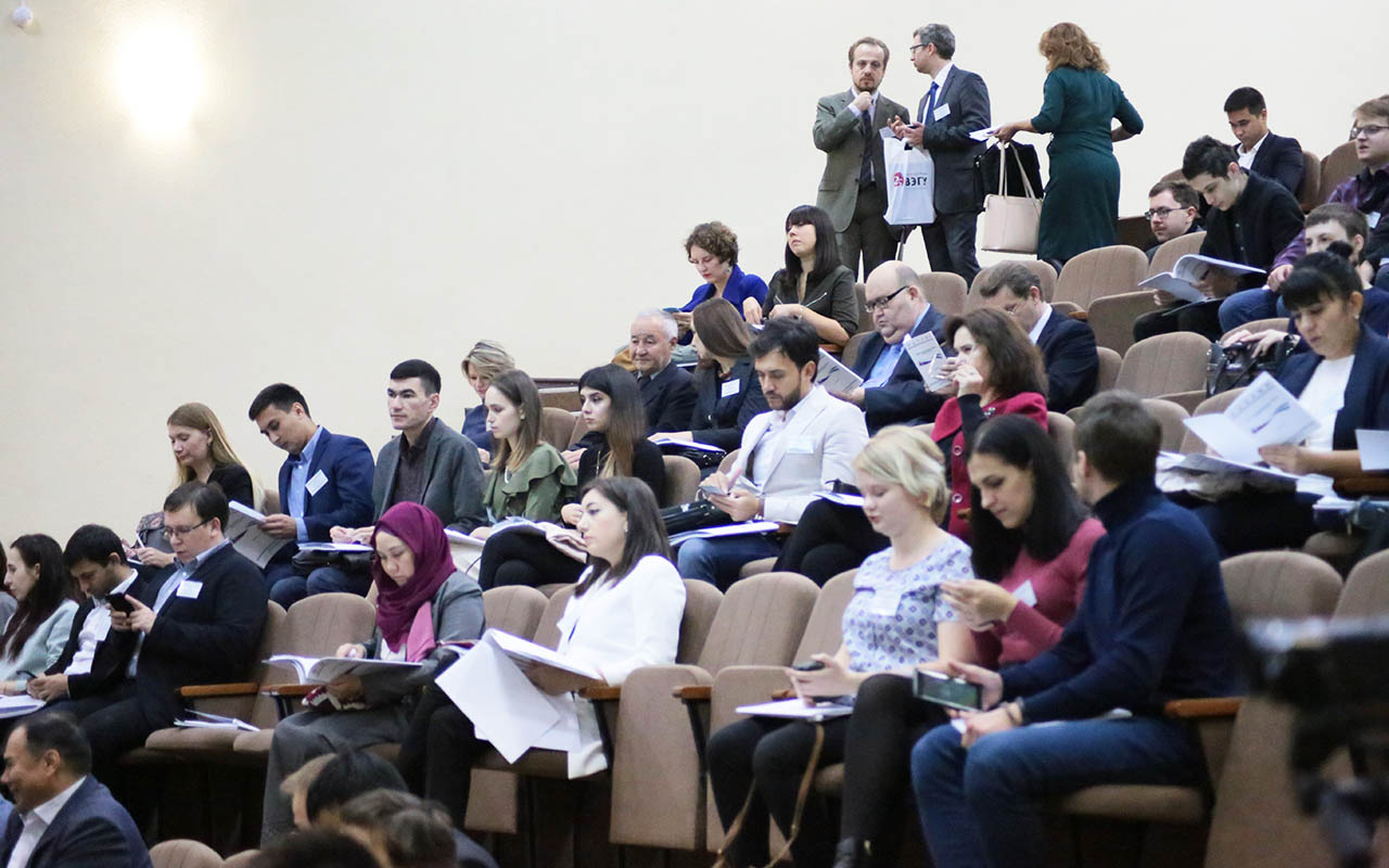Молодые ученые - востоковеды во время пленарного заседания.