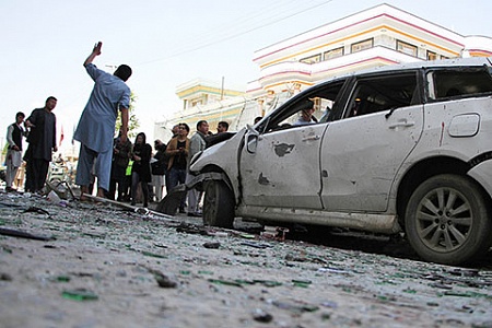 На фото последствия атаки террориста-смертника 22 апреля 2018 года в Кабуле. Фото Haroon Sabawoon/Anadolu Agency/Getty Images