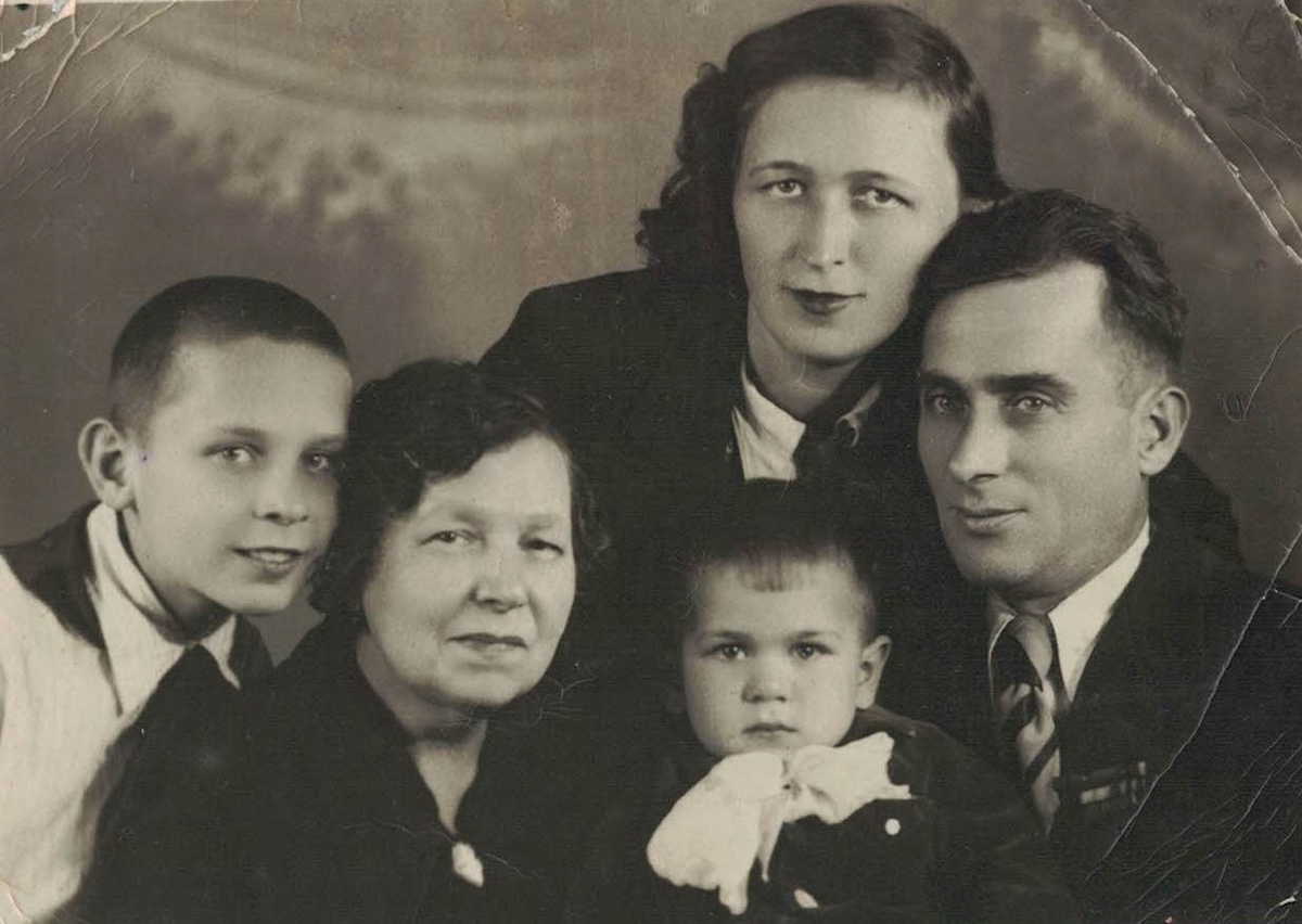 Слева направо: В.В. Грайворонский, бабушка А.Ф. Битус, <strong>младший брат Павел, мама Н.С. Битус, папа В.П. Грайворонский