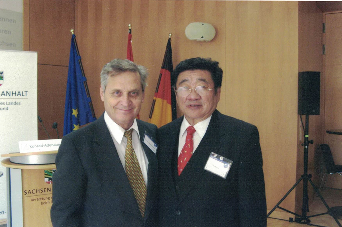С первым президентом Монголии П. Очирбатом и президентом VI Германо-Монгольского форума. Берлин, 2007 г.